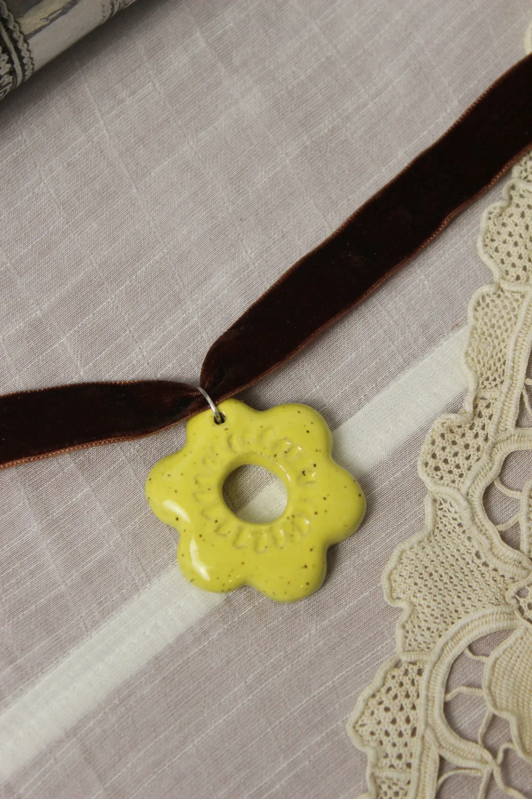 Pingente Flor M - Amarela Texturizada