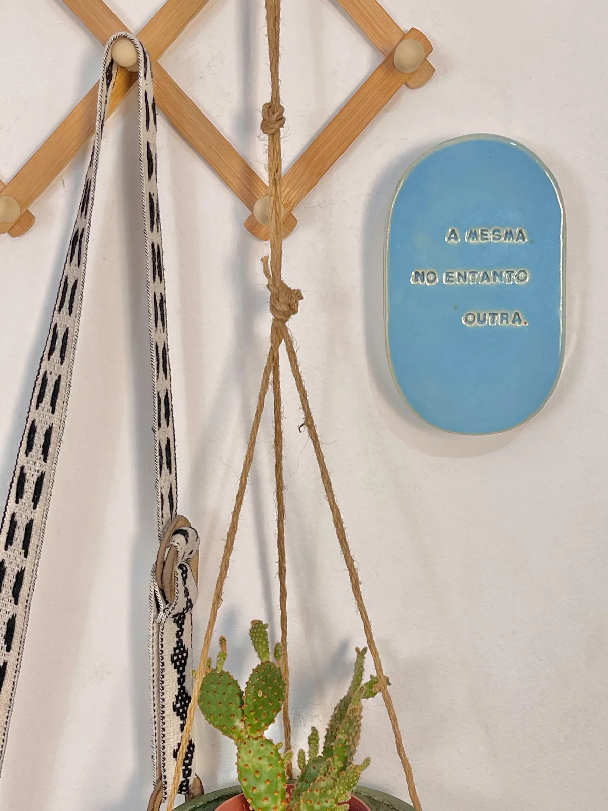Plaquinha Decorativa Azul - No entanto outra