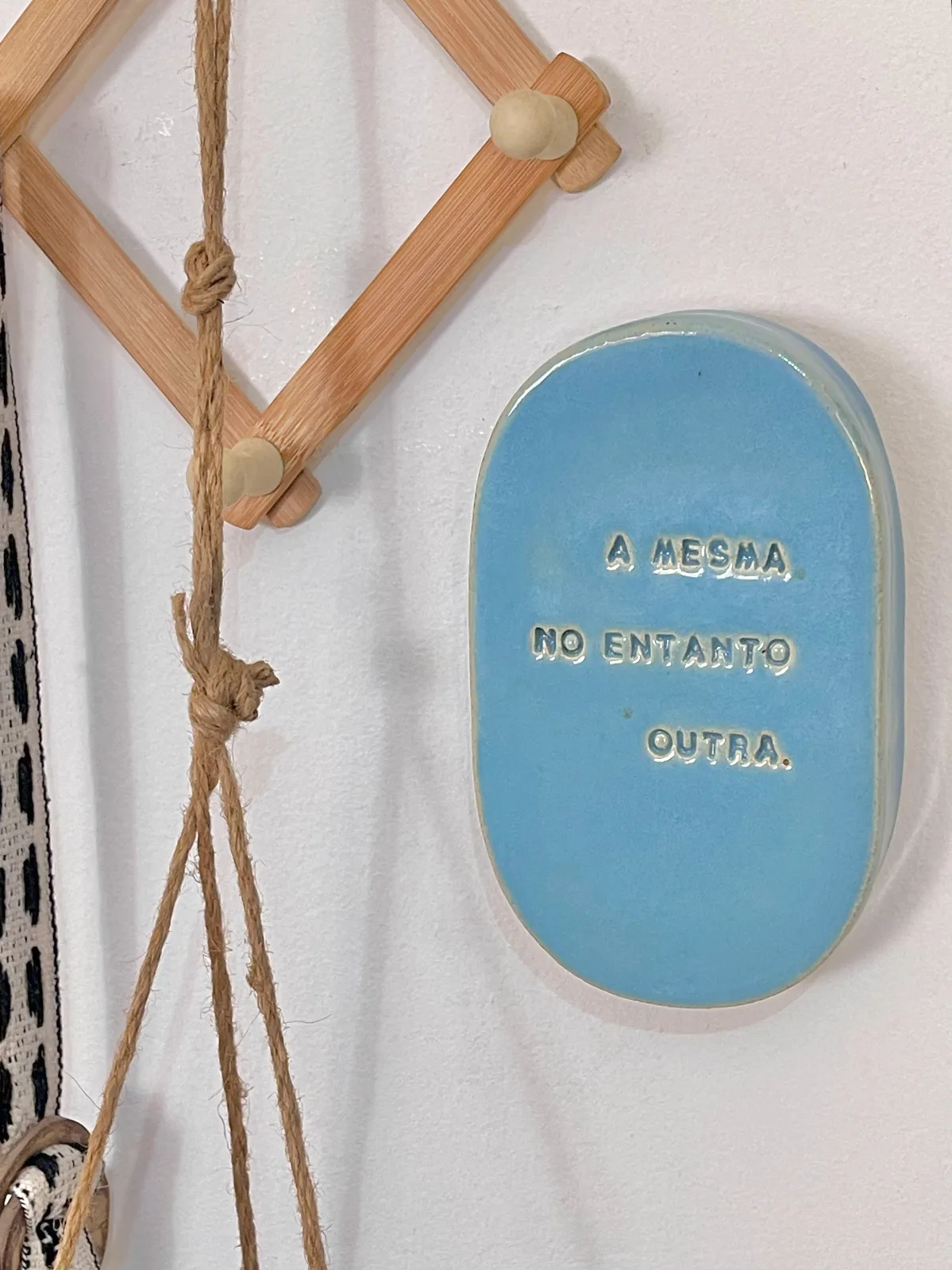 Plaquinha Decorativa Azul - No entanto outra