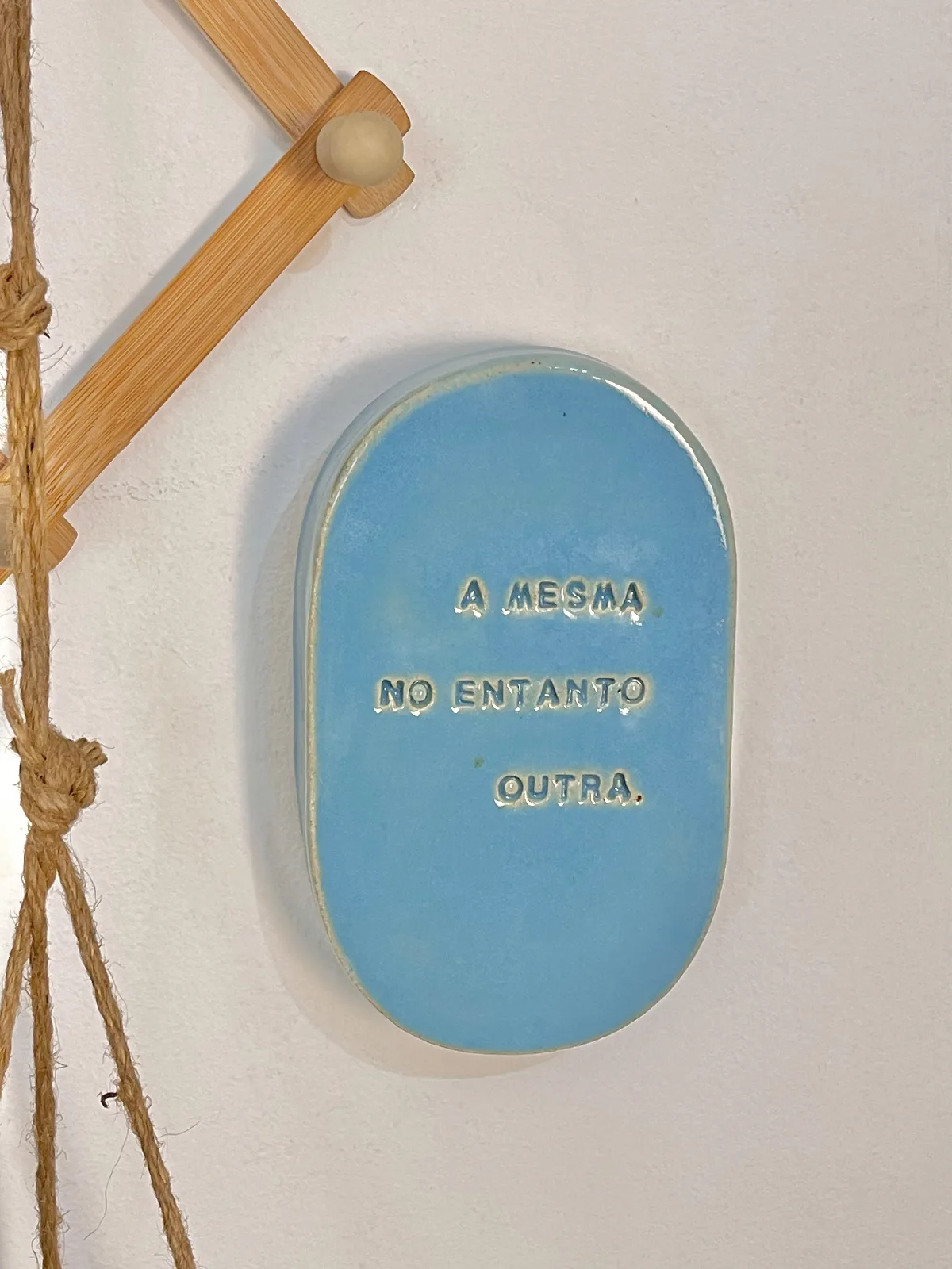 Plaquinha Decorativa Azul - No entanto outra 4